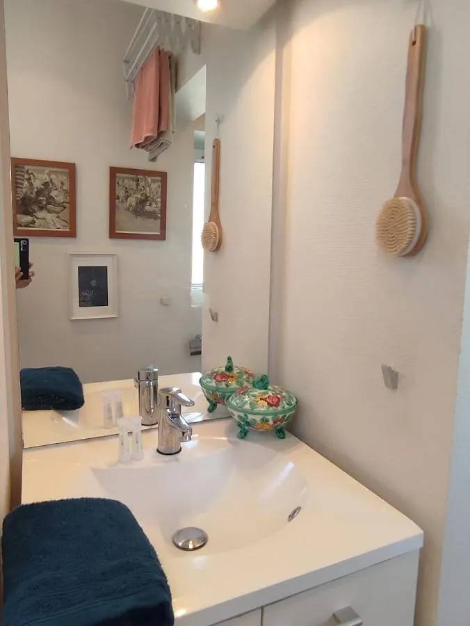 Paris Authentic House Small, Bright And Calm Studio 0*,