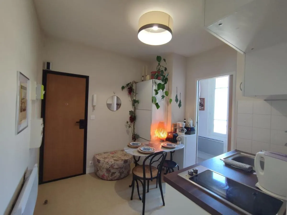 Paris Authentic House Small, Bright And Calm Studio Daire Fransa