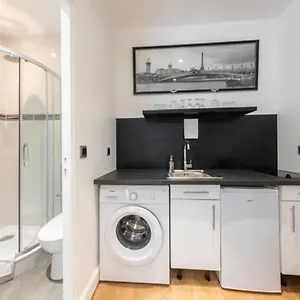 Apartment Near Eiffel Tower...cute Little, Paris