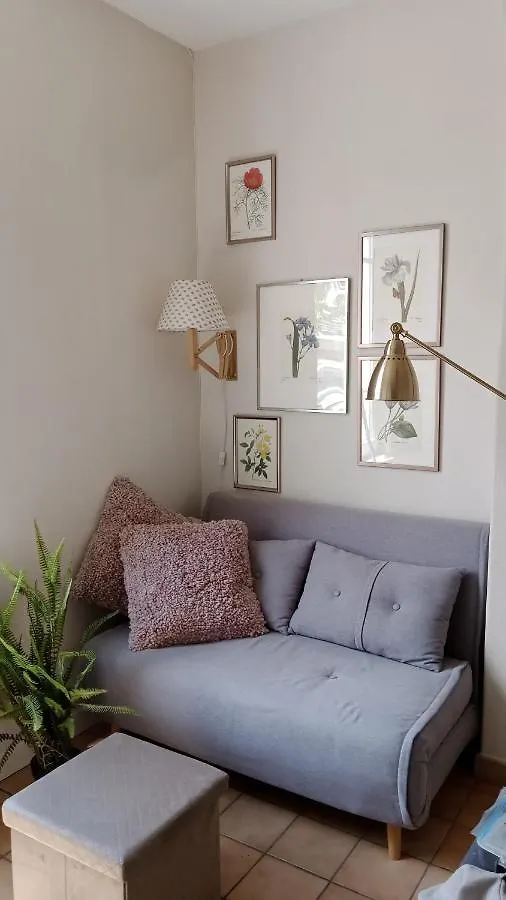 Paris Authentic House Small, Bright And Calm Studio Apartment