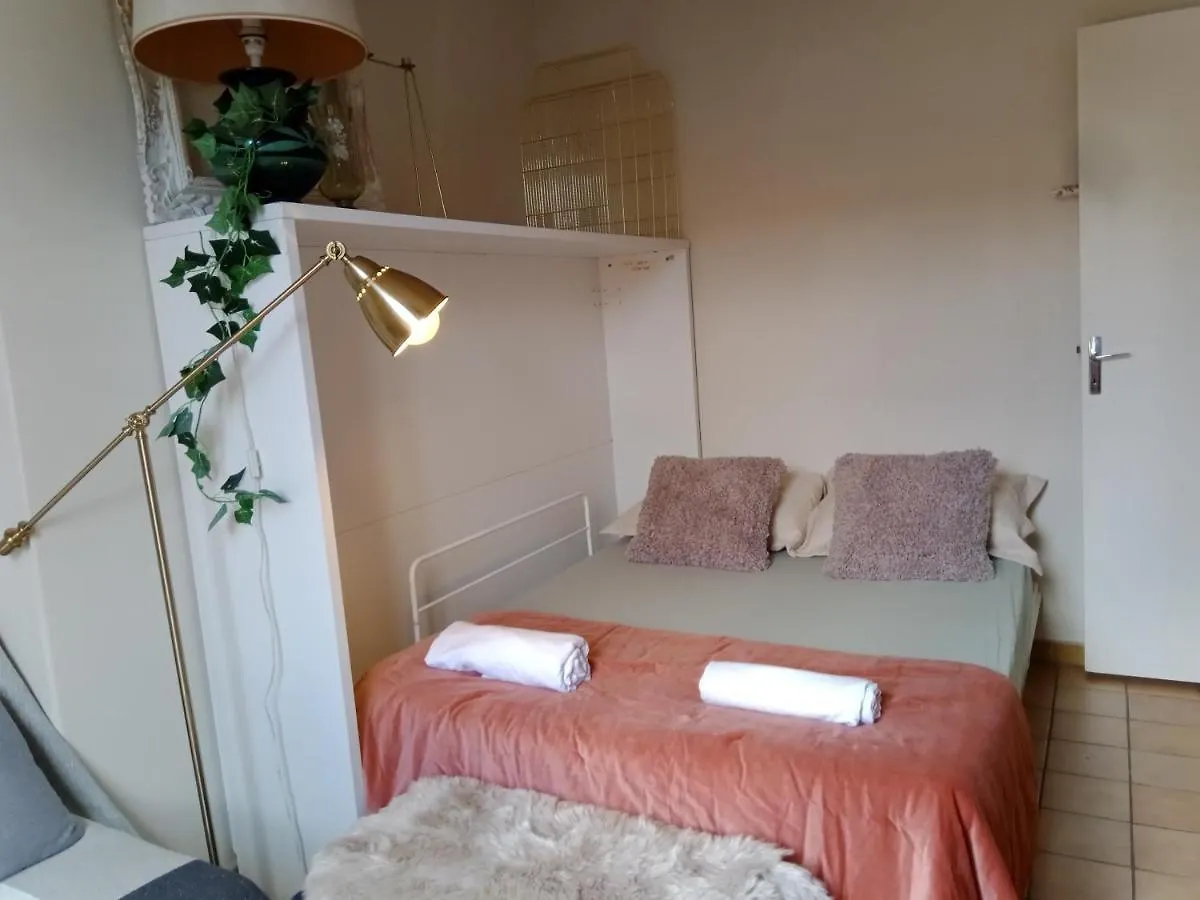 Paris Authentic House Small, Bright And Calm Studio Apartment