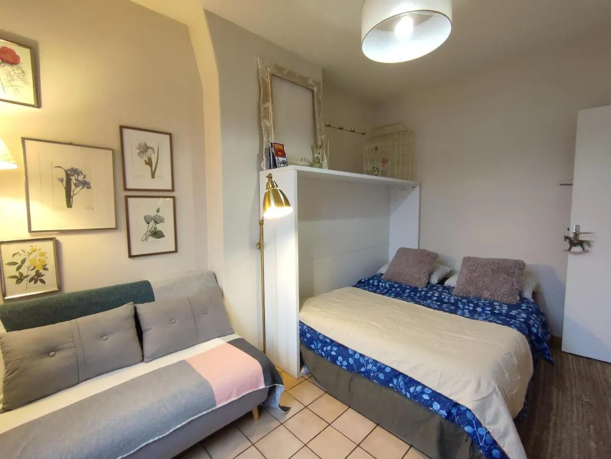 Paris Authentic House Small, Bright And Calm Studio Apartment 0*,