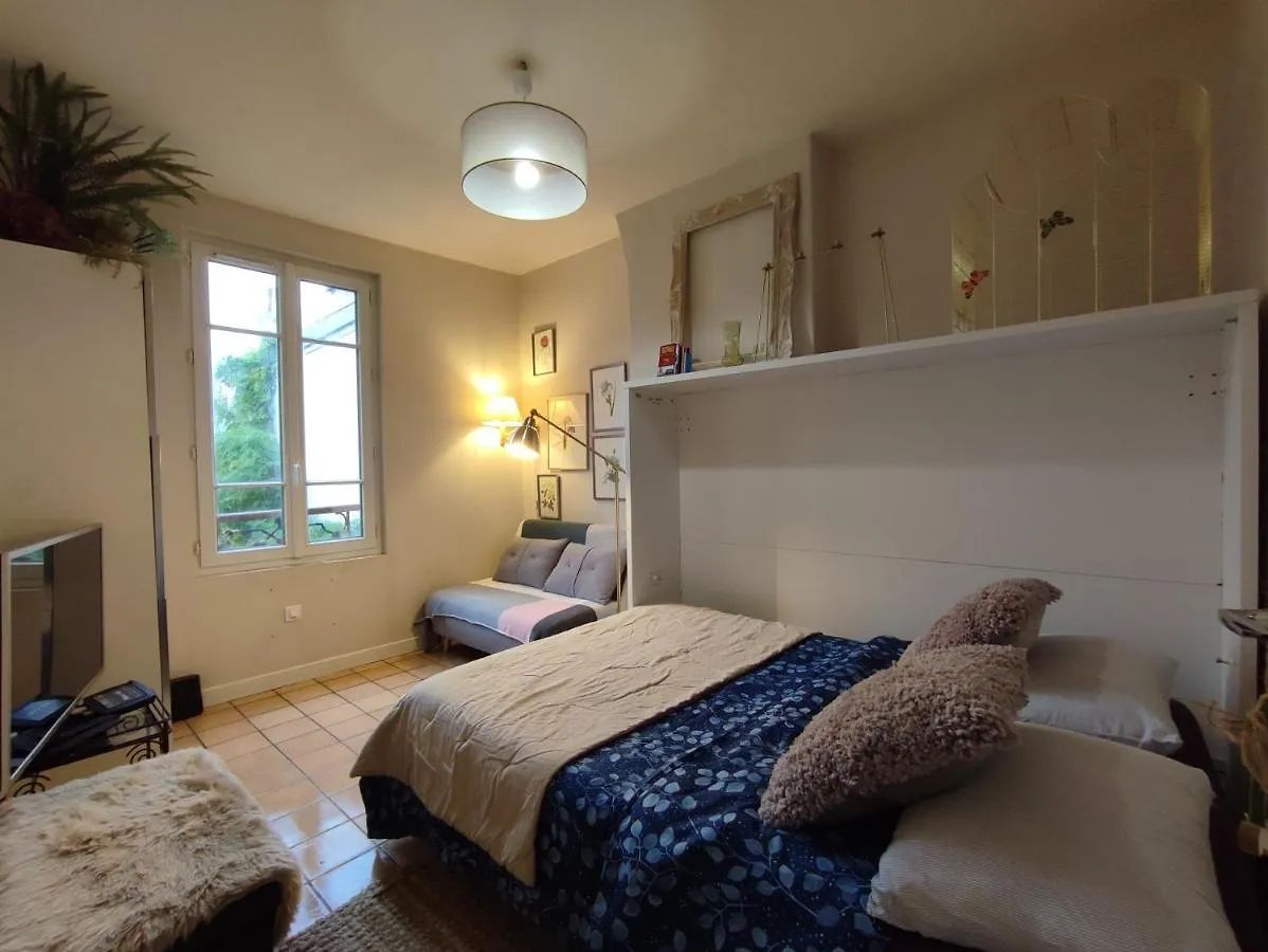 Paris Authentic House Small, Bright And Calm Studio Apartment
