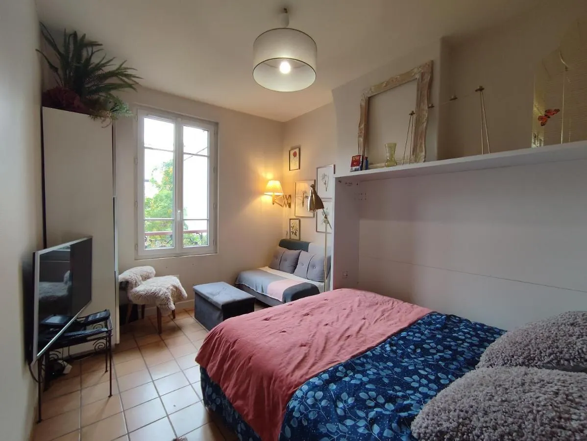 Paris Authentic House Small, Bright And Calm Studio 0*,