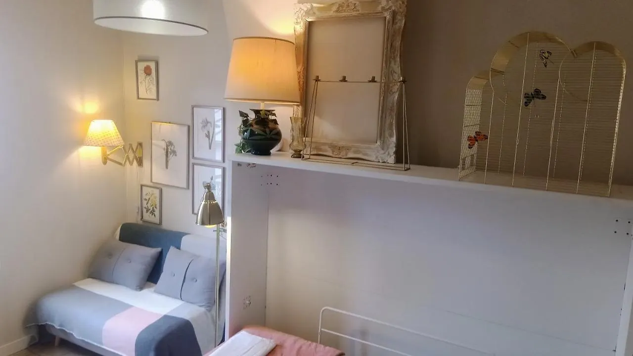 Paris Authentic House Small, Bright And Calm Studio Apartment