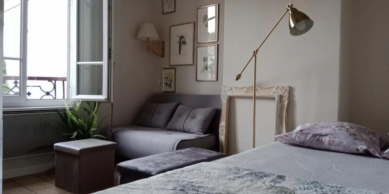 Paris Authentic House Small, Bright And Calm Studio Apartment