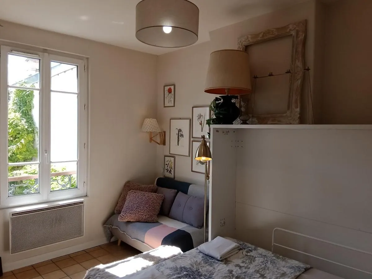 Paris Authentic House Small, Bright And Calm Studio 0*,