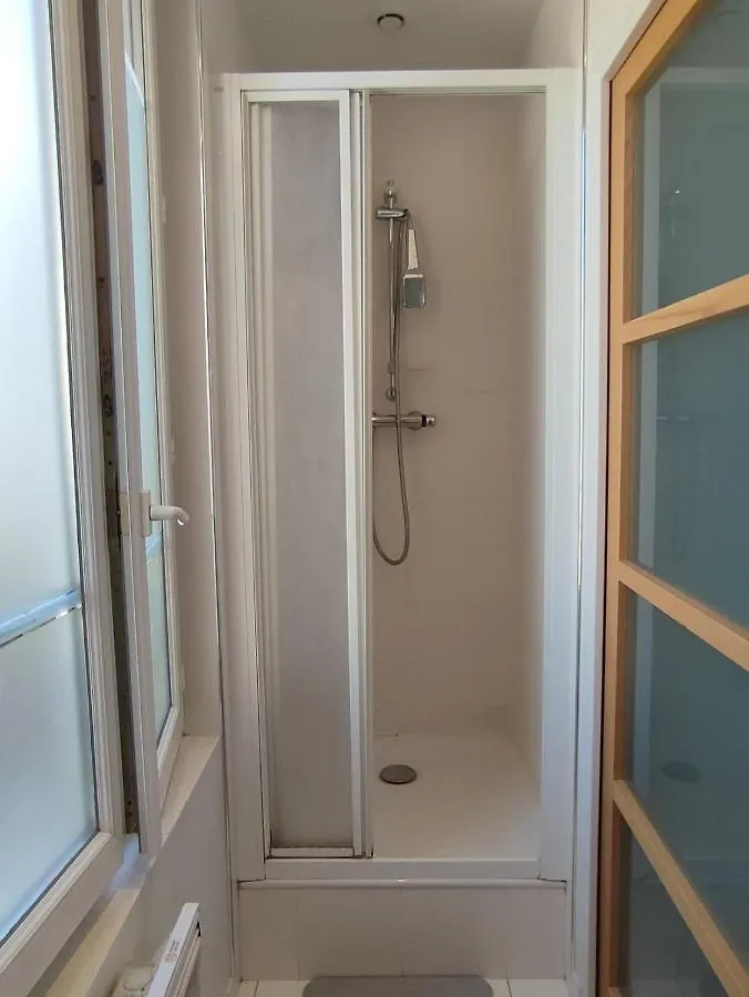 Paris Authentic House Small, Bright And Calm Studio Apartment