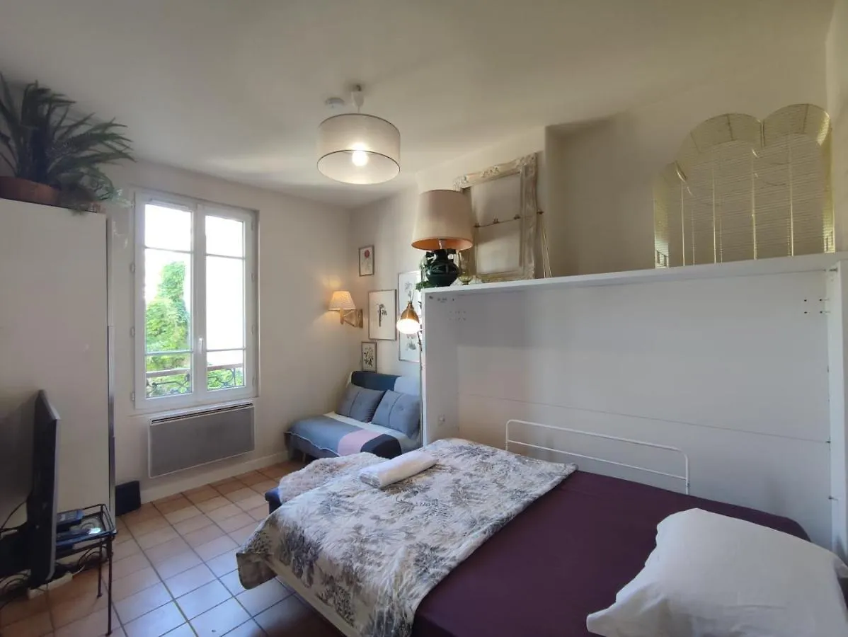 Paris Authentic House Small, Bright And Calm Studio Apartment