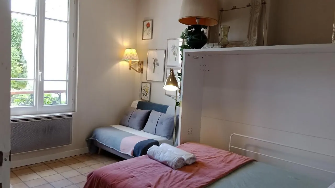 Paris Authentic House Small, Bright And Calm Studio 0*,